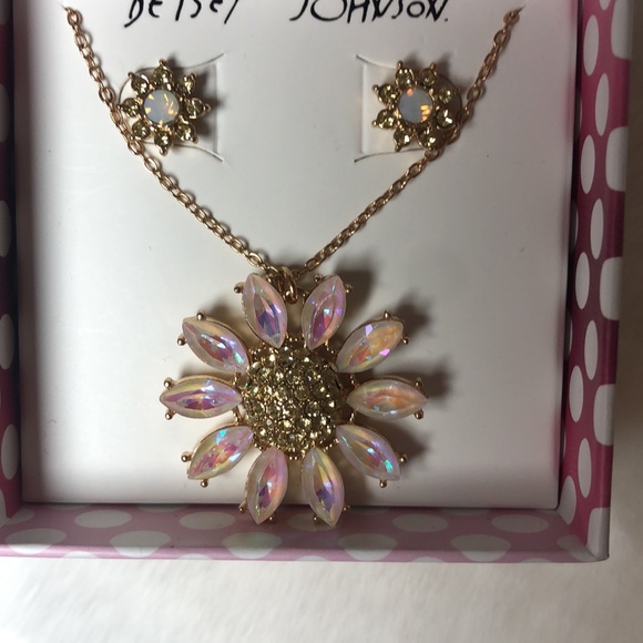 🏷$45|Beautiful Flower Necklace & Earrings set NWT - Picture 4 of 5